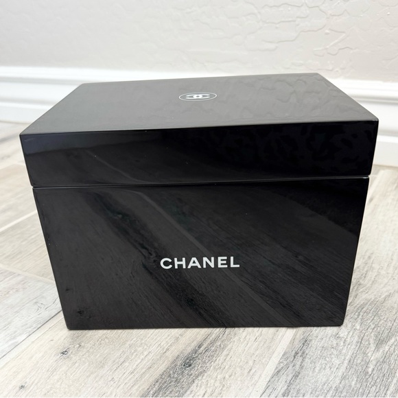 Chanel Black La Boîte Laquée Beauty Box - Picture 2 of 14